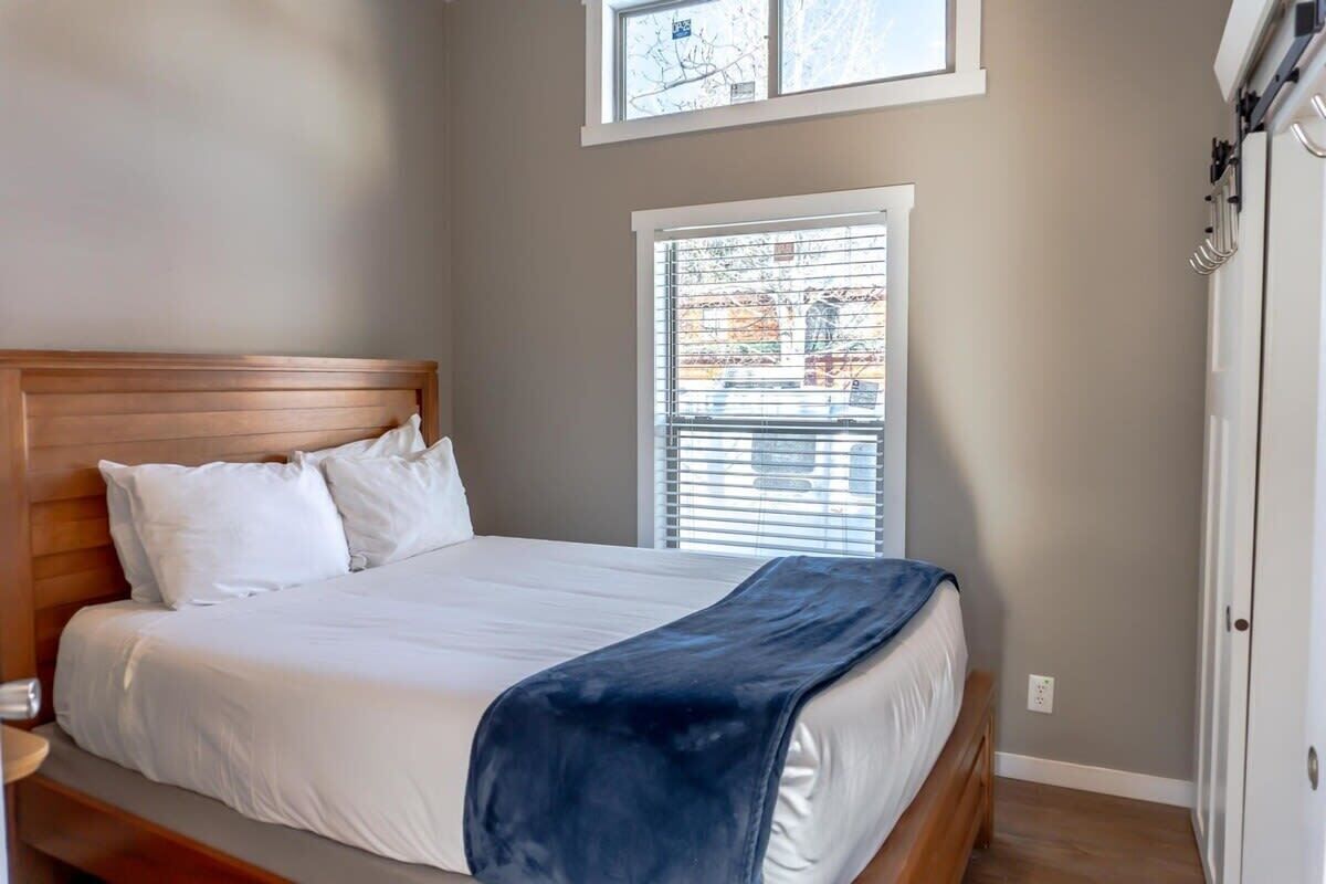 2 bedrooms, desk, WiFi, bed sheets