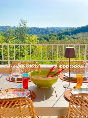 تناول الطعام بالخارج