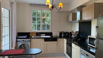 Een koelkast, een microgolfoven, een oven, een kookplaat