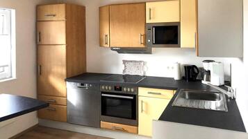 Kühlschrank, Mikrowelle, Herdplatte, Geschirrspüler