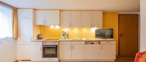 Frigorifero, forno, piano cottura, lavastoviglie