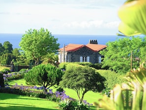 Property grounds - Country house with sea view (Fenais da Luz)