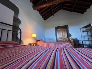 2 bedrooms, desk, free WiFi, bed sheets - Country house with sea view (Fenais da Luz)
