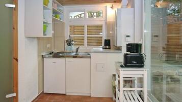 Kühlschrank, Mikrowelle, Herdplatte, Wasserkocher mit Kaffee-/Teezubehör