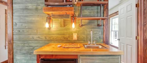 Design Cabin | Private kitchen | Microwave, coffee/tea maker, paper towels