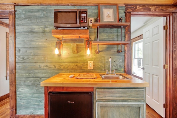 Design-mökki | Yksityinen keittiö | Mikroaaltouuni, kahvin-/teenkeitin, talouspaperi