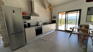 Panoramic Townhome, Patio, Mountain View | Private kitchen