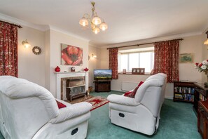 TV - A detached, dog-friendly bungalow with a large garden near Abergele (Abergele)