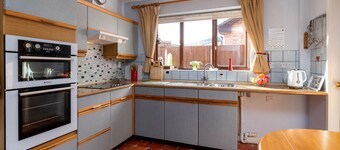 Aderyn Du - Three Bedroom Cottage, Sleeps 5