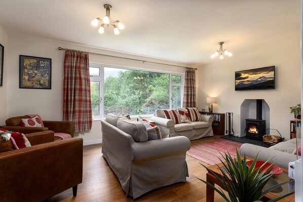 TV - Awel Y Grug - Four Bedroom Cottage, Sleeps 8 (Porthmadog)