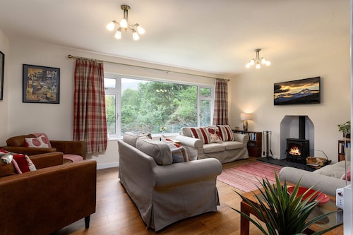 Awel Y Grug - Four Bedroom Cottage, Sleeps 8