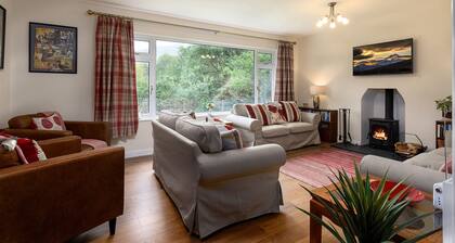 Awel Y Grug - Four Bedroom Cottage, Sleeps 8