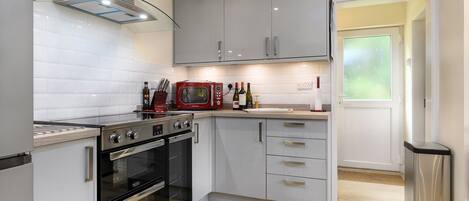 Frigorífico, horno, lavavajillas y tostadora