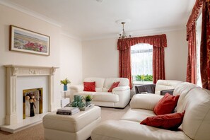 TV - Alberts Retreat - Three Bedroom Apartment, Sleeps 6 (Abergele)