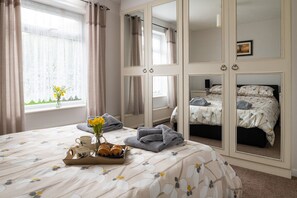 3 bedrooms, iron/ironing board, WiFi, bed sheets - Alberts Retreat - Three Bedroom Apartment, Sleeps 6 (Abergele)