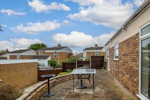 Outdoor dining - Alberts Retreat - Three Bedroom Apartment, Sleeps 6 (Abergele)