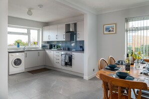 Kjøleskap, ovn, oppvaskmaskin og brødrister