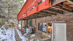 Ein Backsteinhaus mit rotem Balkon, einem Willkommensschild und einer Tür.