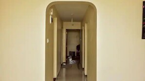 Un pasillo estrecho con una puerta al final.