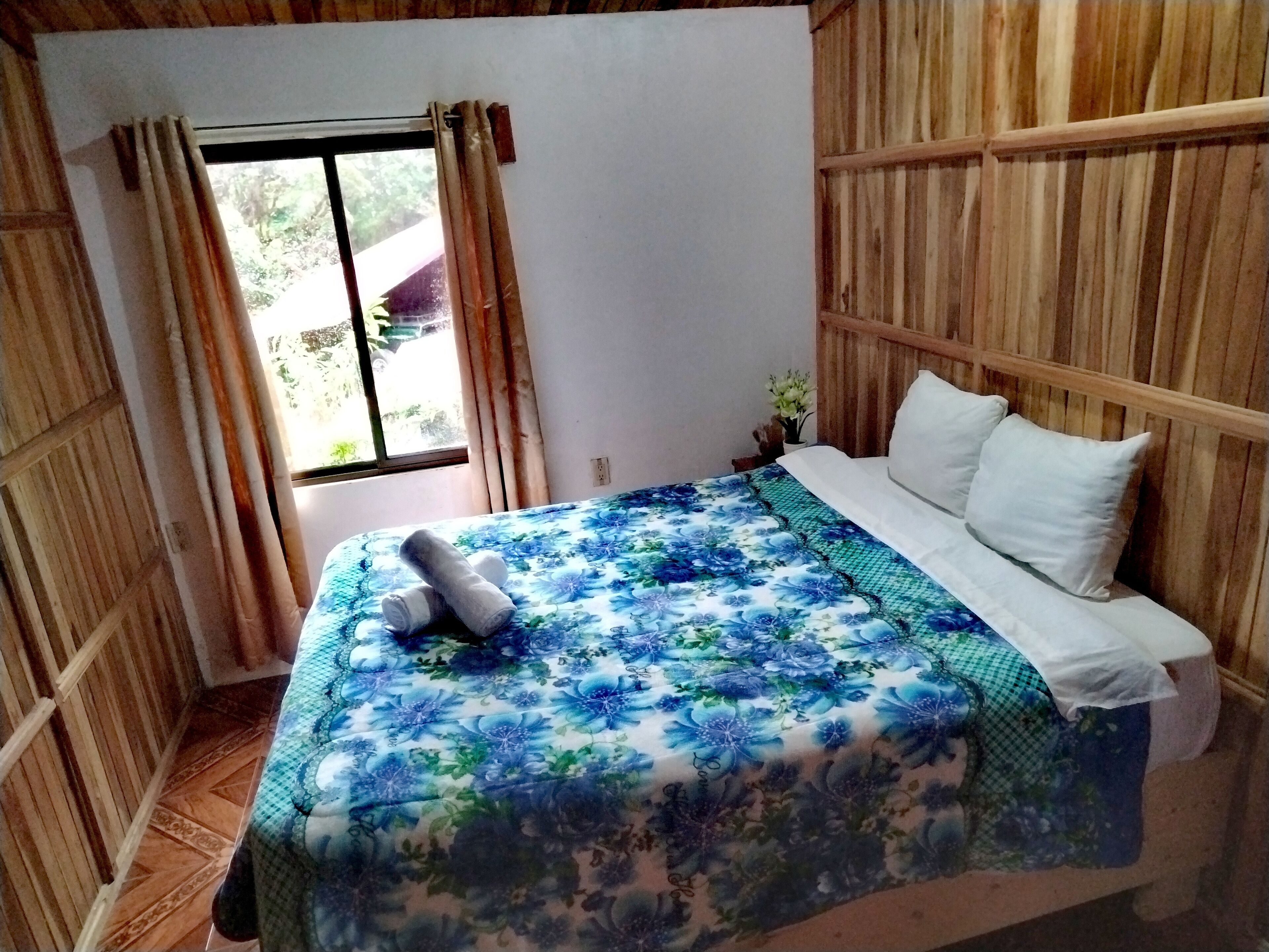 Tabla de planchar con plancha, wifi y ropa de cama 