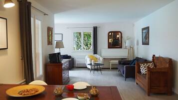 Smart-tv en een tafeltennistafel