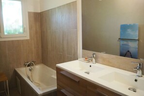 Badewanne, Haartrockner, Handtücher