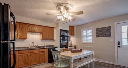 ✸ Cozy Bungalow w Lg Yard | Ball Park 2.7 mi Downtown 1.1 mi✸