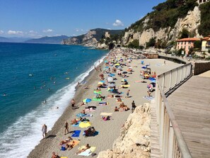 Perto da praia, espreguiçadeiras 