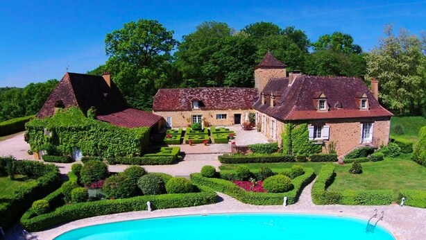 A large, historic building with a swimming pool, surrounded by well-manicured gardens and trees. - Manor of Quintefeuille /Tennis -exceptional estate for 12 people max (Journiac)