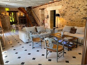 TV connectée, cheminée, table de tennis de table