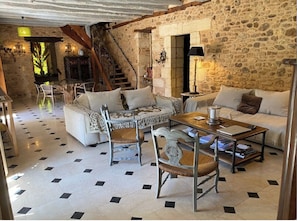 TV connectée, cheminée, table de tennis de table