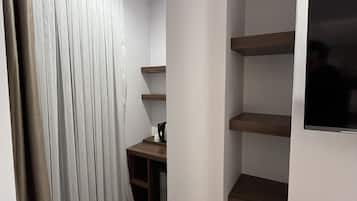 Minibar con artículos gratuitos y escritorio