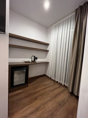 Een gratis minibar, een bureau, een laptopwerkplek, geluiddichte muren