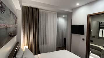 Minibar con artículos gratuitos y escritorio
