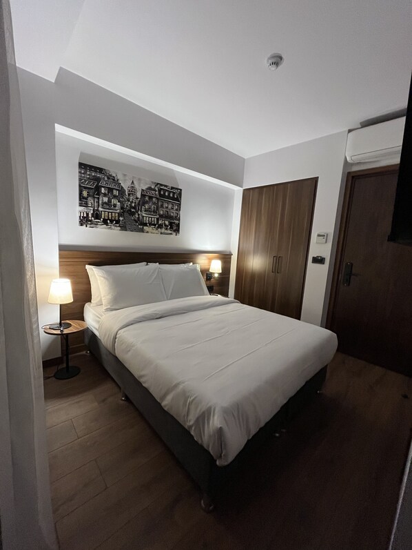 迷你吧(备有免费物品)、办公桌、笔记本电脑工作区、隔音