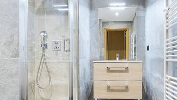 Een douche, een haardroger, handdoeken, zeep