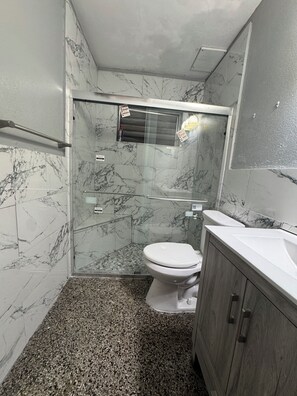 Secadora de cabello, toallas, jabón, shampoo 