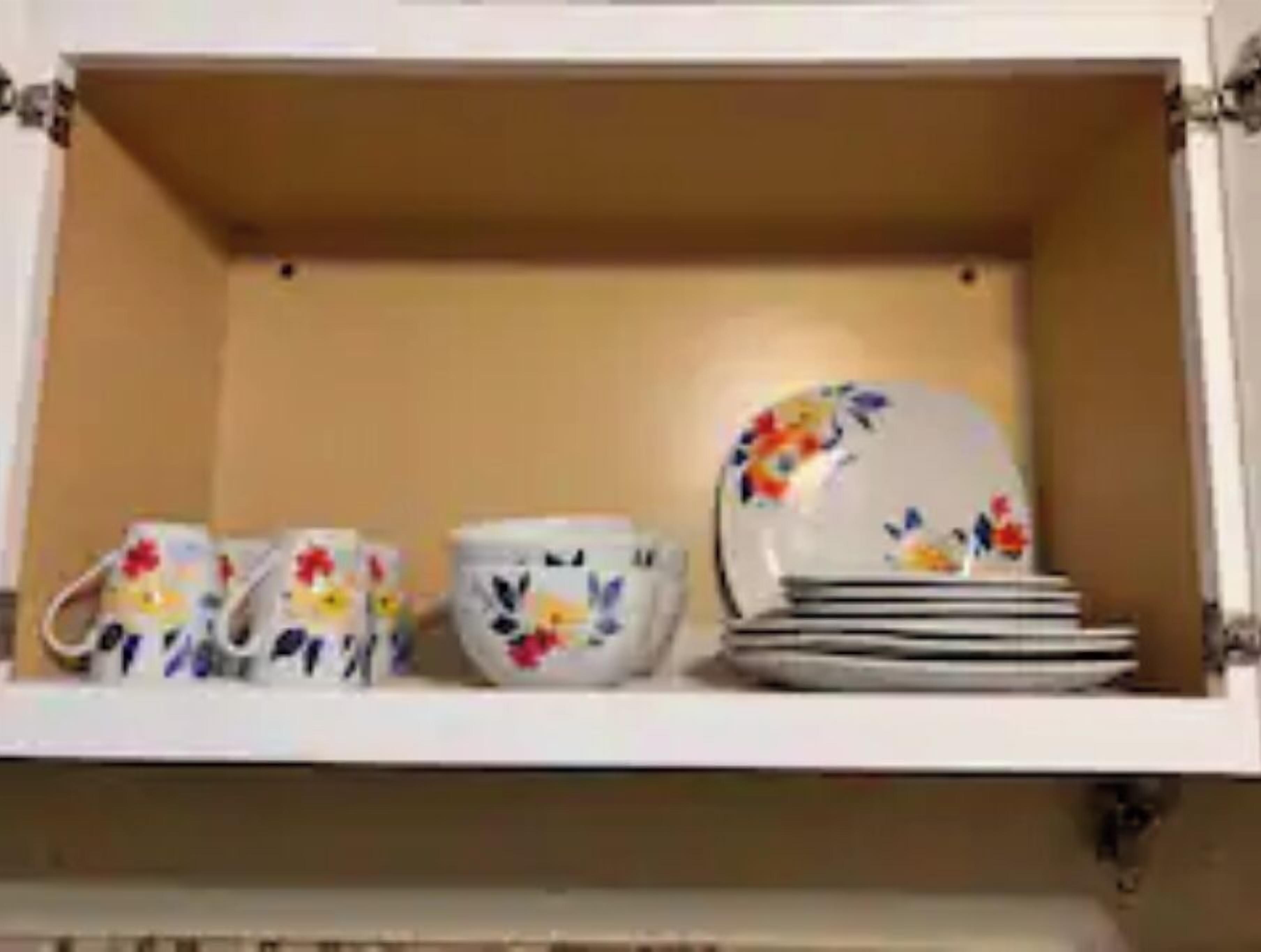 Un pensile da cucina con interno bianco e ante beige.