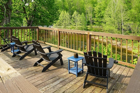 Property grounds. Secluded Lodge w/ grill + Free Coffee and Tea