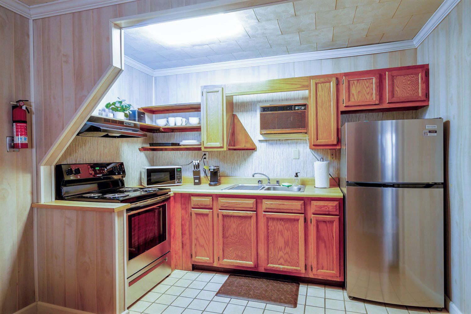 Een koelkast, een microgolfoven, een oven, een kookplaat