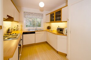 Kühlschrank, Mikrowelle, Ofen, Geschirrspüler