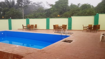 8 outdoor pools