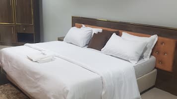 Luxury Studio Suite | Iron/ironing board, free WiFi