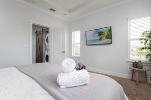 3 bedrooms, free WiFi, bed sheets - Escape - Two Blocks to Beach! (Jacksonville Beach)