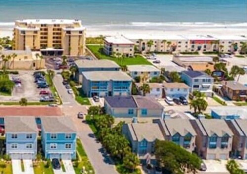 Escape - Two Blocks to Beach!