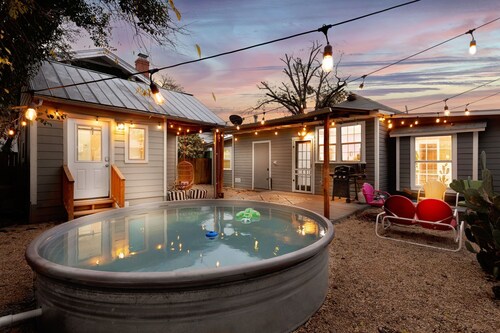 Downtown+Heated Cowboy Pool Sleeps 10, Near Pearl