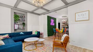 Smart TV, libros y oficina