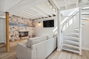 TV connectée, cheminée, livres