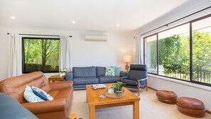 Living area - Our House - Fabulous spacious home in the heart of Mollymook (Mollymook Beach)