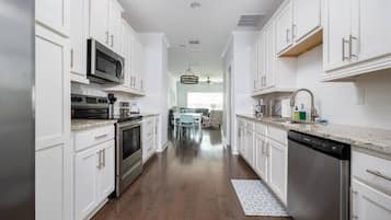 Kylskåp, mikrovågsugn, ugn och spishäll